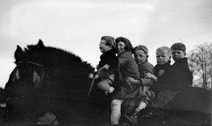 1933 Plow horse Queenie, with Robert crying, Merna, Roald, Norman, Donald